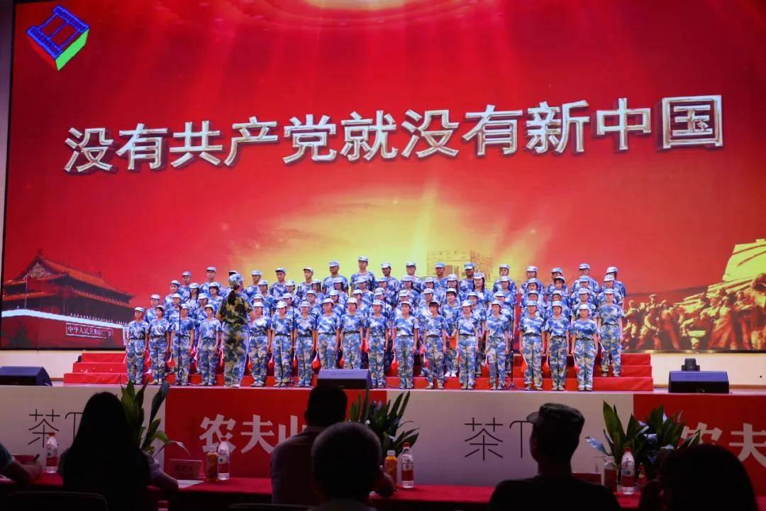 “半蹲式”窗口再现，官方回应后，网友吵翻了